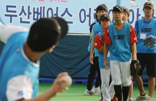6일 서울 잠실종합운동장 내 연식야구 전용구장에서 열린 ‘창의‧인성‧진로 야구체험캠프’에 참가한 학생들이 캐치볼 연습을 하고 있다.
