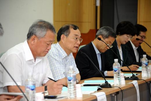 12일 서울 여의도 국회의원회관 소회의실에서 '역사를 잊은 민족에게 미래는 없다'라는 주제로 열린 토론회에서 안병우(왼쪽 두번째) 한신대 교수가 발제를 하고 있다.
