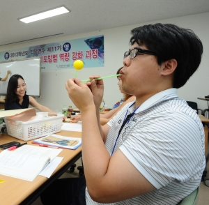 국립특수교육원(원장 김은주)은 21~23일까지 특수교사를 대상으로 ‘과학과 교수‧학습 지도 방법 역량 강화 과정’을 국립과천과학관에서 진행했다. 사진은 2일차 ‘에너지 영역의 지도 실제’ 수업 중 한 교사가 장애학생들이 빨대를 응용해 쉽게 만들 수 있는 놀이도구를 제작해 시험해 보고 있다.