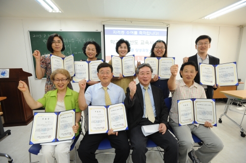20일 글로벌교육문화연구원에서 열린 ‘학생폭력선도 교육전문가 자격증 수료식’에서 수강생들이 기념 촬영을 하고 있다.