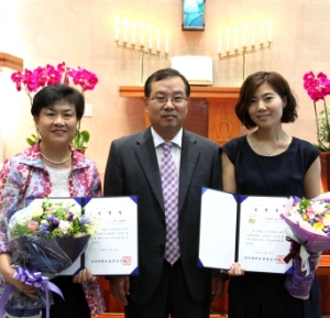 좌측부터 김혜석 교수, 김주성 총장, 최인영 교수