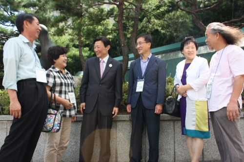 연수에 참여한 대다수의 교원들은 “평교사 중심의 퇴직준비연수 확대가 필요하다”고 입을 모았다. 왼쪽부터 배장우 광주 송광중 교사, 임현순 전주 서천초 교감, 주명룡 대한은퇴자협회장, 고재열 광주 경신여고 교사, 박양숙 충남 한산초 교사, 윤성중 대전공업고 교사