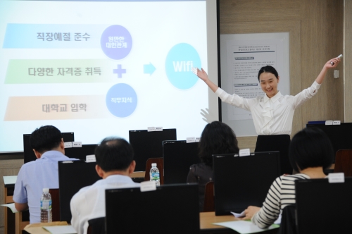 취업·직업 포트폴리오 분야에 응시한 학생이 졸업 후 자신의 진로 계획에 대해 심사위원들에게 프레젠테이션하고 있다.