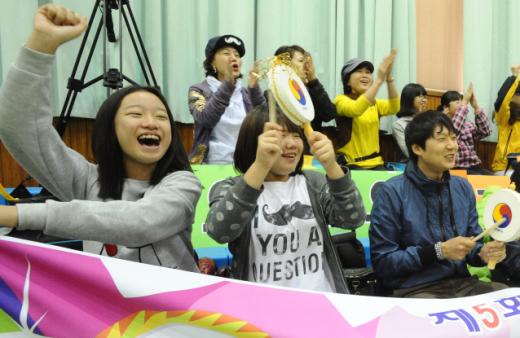 대구교총과 결연을 맺은 논산반월초 학생들이 준비해온 플래카드와 소고를 들고 열띤 응원을 펼치고 있다.