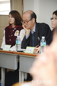날카로운 눈빛으로 수업을 참관하고 있는 국어과 박기용 심사위원(진주교대 교수).