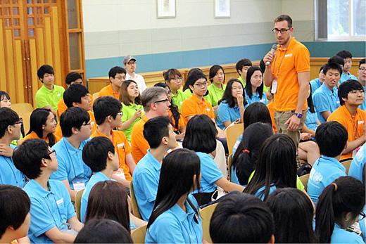 지난해 미래희망기구와 UN협회 세계연맹이 운영한 교육프로그램에서 참가생들이 강사의 설명을 듣고 있다.