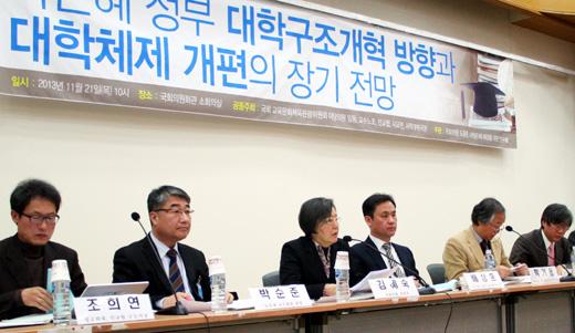21일 국회의원회관 소회의실에서 열린 대학 구조조정 토론회에서 토론자로 나선 김혜숙(왼쪽 세번째) 이화여대 교수가 대학평가 지표 개선을 요구하고 있다.