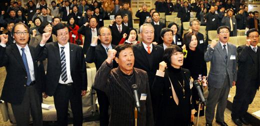 지난달 23일 열린 제99회 교총 정기대의원회에서 참석자들이 '새교육 개혁 운동'을 전개키로 하는 등 10개항의 교육선언을 채택했다. 이효상 hyo@kfta.or.kr