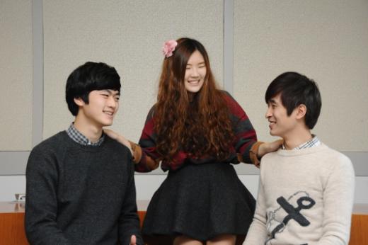 왼쪽부터 김도현, 김소연, 윤종환(단장) 학생