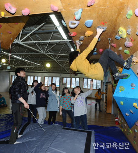 김미영 교사(왼쪽 네 번째)와 학생들이 암벽을 오르는 친구를 보며 응원을 보내고 있다.
