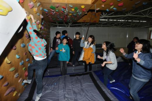 김미영 교사(오른쪽 세 번째)와 학생들이 클라이밍을 시도하는 친구를 응원하고 있다.