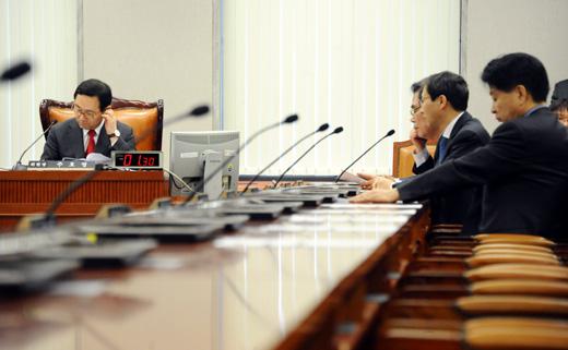 지난 달 26일 정개특위 마지막 회의가 열렸다. 이 날 회의는 두 달 전 뜨거운 관심 속에 정치개혁에 의욕을 보였던 모습과는 대조적으로 소득 없는 결과에 침통하고 맥없이 마무리됐다. 이효상 hyo@kfta.or.kr