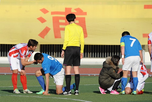 경기 도중 양 팀 선수들이 쓰러지자 상대편 선수를 먼저 챙기는 훈훈한 모습을 보인 학생들.
