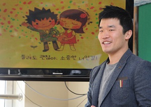 김 교사와 그가 직접 제작한 명함에 사용된 일러스트.