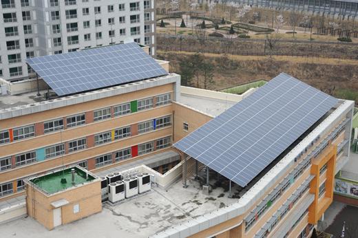 태양광 발전시설이 설치된 서울의 한 신설학교. 기존 공립학교는 학교에서 원해도 지자체의 별도 동의를 얻지 못하면 민간 사업자를 통해 시설을 설치할 수 없다.