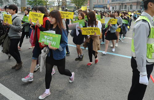 11일 오후 전국대학생연합 학생 2200여명이 시간제교사 도입 철회를 요구하며 서울역에서 독립공원까지 가두행진을 가졌다.