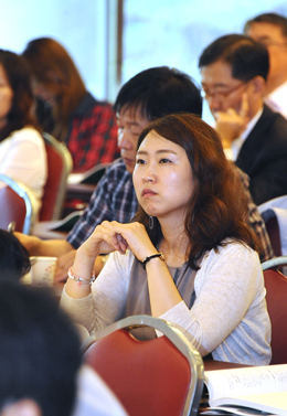 18일 한국교총회관에서 열린 ‘국가교육과정 1차 현장포럼’에 참석한 교사들이 발표 내용을 주의깊게 듣고 있다.