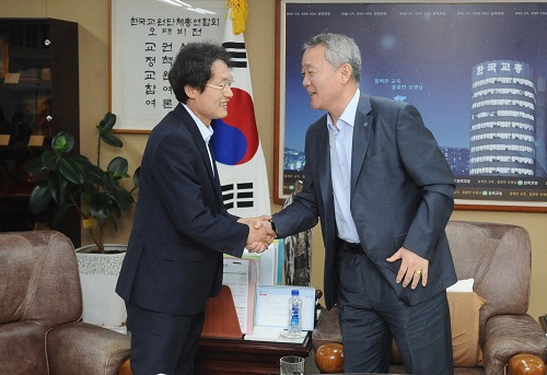 2일 오후 한국교총을 방문한 조희연 서울시교육감(왼쪽)을 안양옥 회장이 반갑게 맞이하고 있다.