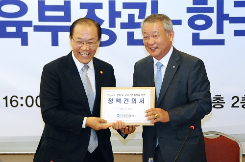 황우여 교육부장관이 2일 교총 초청 정책간담회에서 안양옥 교총회장으로부터 정책건의서를 전달받고 있다.