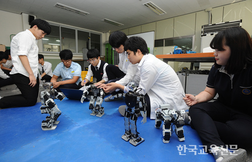 로봇동아리 ‘휴머노이드’ 학생들이 로봇 연구에 한창이다.