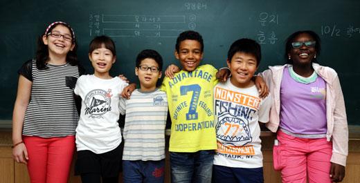 우리는 대한민국 학생! 서울이태원초에는 52명의 다문화 학생들이 함께 공부하고 있다. 지난 달 이런 다문화 학생 비율이 전체 학생의 1%를 넘어섰다. 우리나라도 ‘다문화국가’에 접어들었다는 신호다. 이와관련 사회통합의 관점에서 학교가 이중언어교육, 직업교육 등을 강화해야 한다는 목소리가 높다. 이효상 hyo@kfta.or.kr