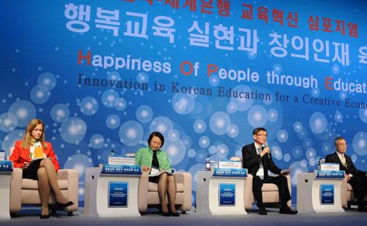 4일 인터컨티넨탈 서울 코엑스에서 열린 세계은행·한국 교육혁신 심포지엄에서 클라우디아 코스틴 세계은행 교육국장(왼쪽 첫 번째), 체리세링 홍콩 교육부 차관(왼쪽 두 번째) 등이 특별좌담을 하고 있다.