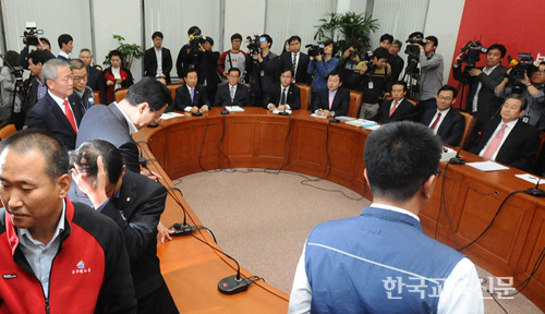 공투본 대표단이 새누리당 대표들의 뚜렷한 답변을 듣지 못하자 토론장을 나서고 있다.