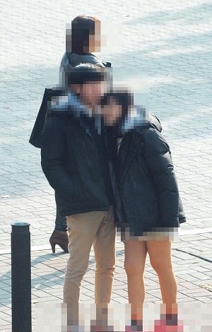 학생 커플이 공공장소에서 애정표현을 하고 있다.