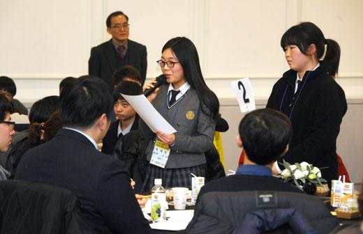 서울시교육청이 3일 개최한 ‘9시 등교 관련 교육감과 함께하는 100인 대토론회’에서 박세린 증산중 학생이 “90%가 반대하고 10%가 찬성했다”며 2분임 토론 내용을 발표하고 있다.