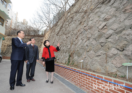 황우여(왼쪽) 교육부 장관이 안면수(가운데) 서부교육지원청 교육장, 채연실 서울고은초 교장과 갈라진 옹벽을 바라보며 대화를 나누고 있다.
