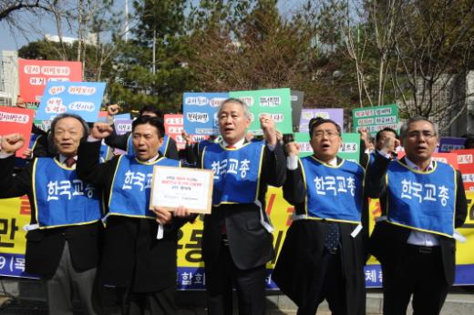 한국교총(회장 안양옥·가운데)과 서울교총(회장 유병렬·왼쪽 두 번째)은 19일 서울시교육청 앞에서 기자회견을 열고 “교원을 범죄자로 매도한 교육청은 즉각 사과하라”고 촉구했다. 이효상