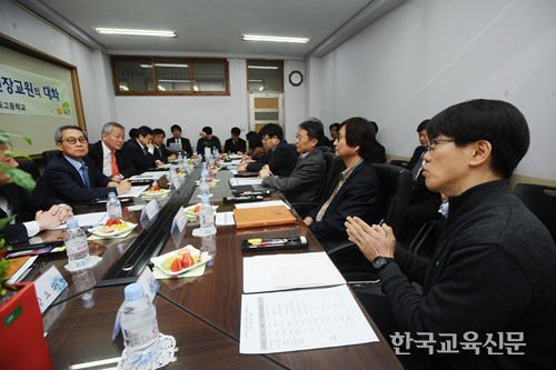 안양옥(왼쪽 세 번째) 교총회장과 이근면(왼쪽 두 번째) 인사혁신처장은 23일 서울반포고(교장 김동식)을 찾아 교사들의 애환을 들었다. 이효상