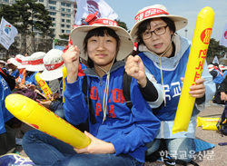 모녀가 함께 참여한 전혜진(오른쪽)교사와 백정민(초6)양은 공무원연금 개혁의 부당함을 한 목소리로 외쳤다.