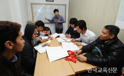 15일 경기도 광주에 위치한 이주민을 위한 (사)올프렌즈 센터에서 박영숙 경기 용인독정초 교사가 캄보디아 노동자들에게 한국어르 가르치고 있다. 이효상