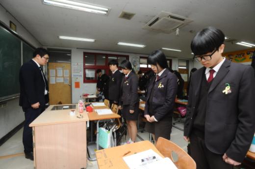 세월호 사고 1주기인 16일 오전 전국적으로 추모 분위기가 가득했다. 서서울생활과학고 2학년 학생들이 수업 시작 전 묵념을 하고 있다. 이효상