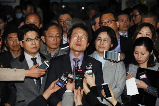 23일 서울중앙지법 1심에서 유죄가 인정돼 500만 원 벌금형을 선고받은 조희연 서울교육감이 재판 소감을 밝히던 중 침통한 표정을 짓고 있다. 이효상