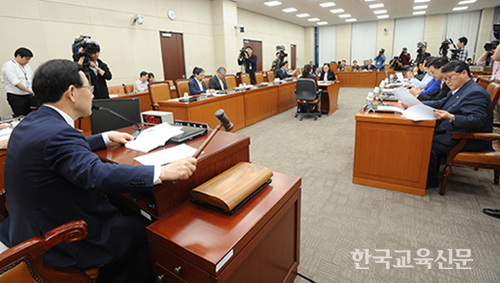 국회 연금특위는 2일 공무원연금법 개정안과 교원,공무원 인사정책 개선협의기구 설치 및 운영을 합의 처리했다.