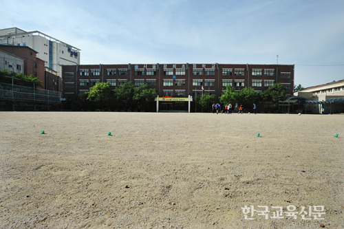 친환경 공법을 이용해 유해성분을 최소화하고 배수효율을 높인 한 초등학교 전경.