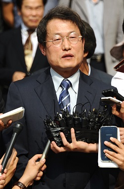 조희연 서울교육감이 2심 판결 직후 기자들의 질문에 답하고 있다. 이효상