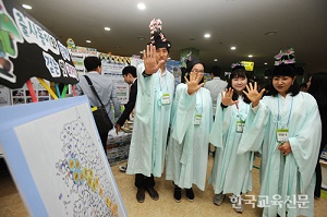 ‘옛길 스마트 보드게임으로 배움 生生! 나눔通通!(사회)’을 만든 이정옥·김길환·황다현·곽수정 경북 산양초 교사는 도포와 어사화를 꽂은 사모를 입고 참여해 눈길을 끌었다.