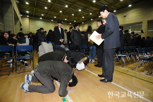 경기 신길고가 올해 처음으로 학사 일정을 조정, 1월에 모든 학사 일정을 마치고 14일 졸업식을 가졌다. 이효상 기자