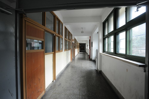서울 한 중학교의 본관 3층. 인성·창의·소통 교육에 걸맞지 않은 폐쇄형 교실의 틀을 이제는 깨야한다는 교원, 전문가들의 목소리가 높다.