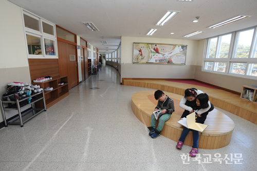 복도 벽의 한 부분을 쑥 들어가게 만들어 별도의 공간을 내고 층별로 특색을 달리해 무대를 만들거나 독서공간을 조성했다.