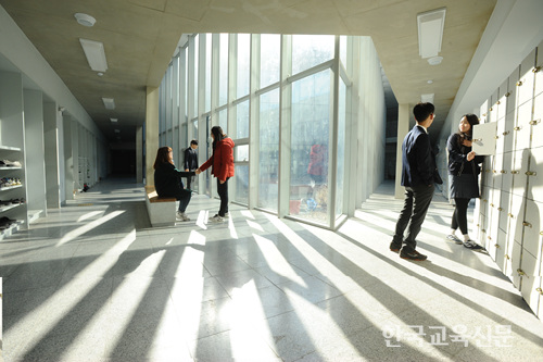 학생들은 복도 곳곳에 설치된 벤치에서 토론하고 휴식도 취하며 배움을 이어간다. 복도는 2.4m~5.5m까지 폭이 다양하며 중정을 중심으로 순환하는 동선을 만든다.