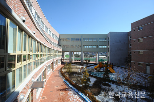 전관동과 후관동 사이의 마당. 평산초는 아이들이 뛰어놀기 좋은 학교다.