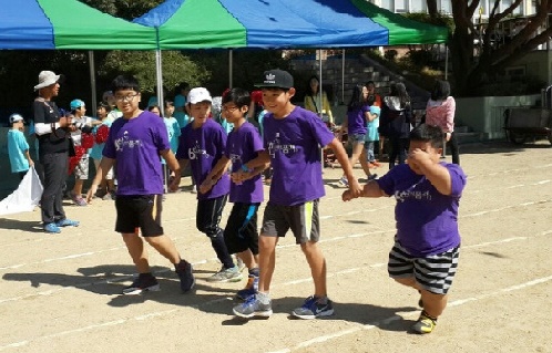 용인 제일초의 가을 운동회 모습. 울고 있는 기국이(오른쪽)의 손을 잡고 함께 결승선을 향해 가고 있는 친구들. 사진=온라인 커뮤니티 캡쳐