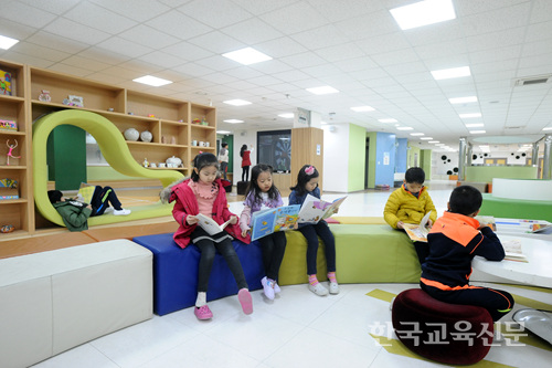 복도 중앙에는 각 층별 특색을 살린 놀이‧휴식공간이 배치됐다. 놀이터처럼 재미있고 집처럼 편안한 휴식은 물론 창의성 발현도 돕는다.