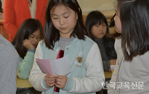 한 학생이 용지에 적힌 후보자들의 이름을 보며 고민에 빠져있다.