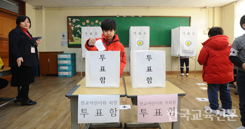 기표를 마친 학생이 투표함에 용지를 넣고 있다.