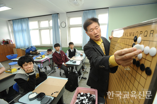 최돈승 전 강원 포남초 교사가 22일 강원 대관령중 방과 후 바둑교실에서 수업을 하고 있다.